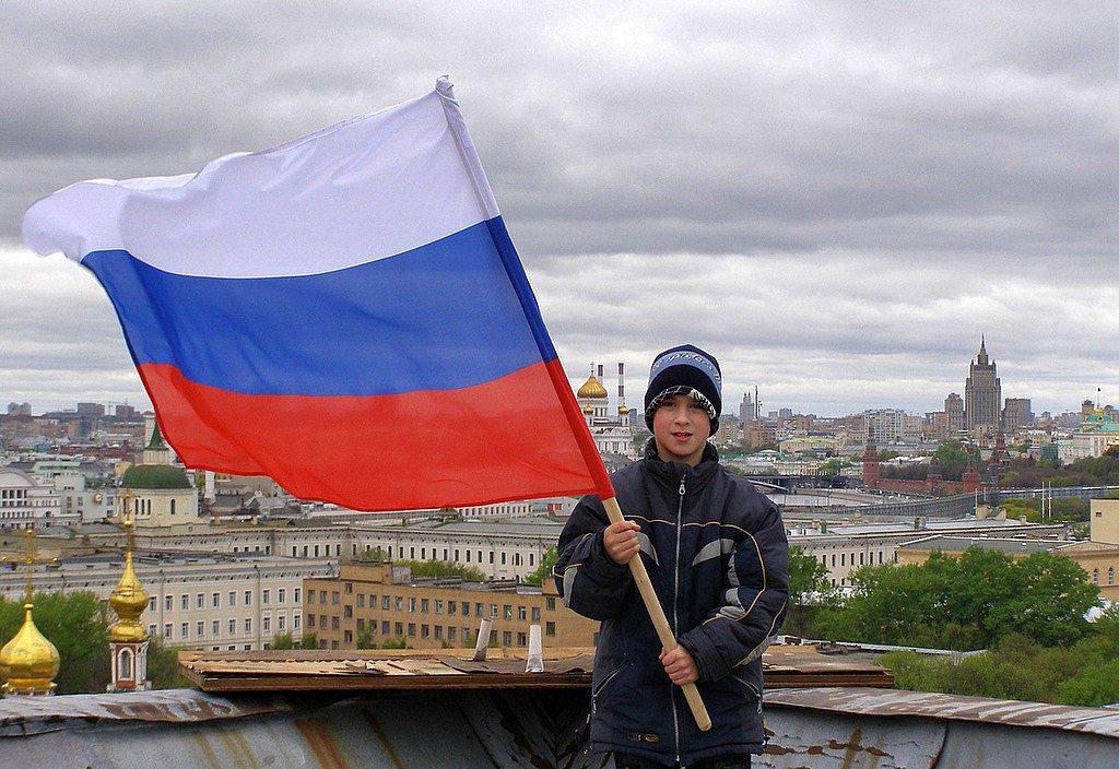 Вконтакт russia. Человек с флагом. Человек с флагом в руках. Флаг российский. Люди с российским флагом.